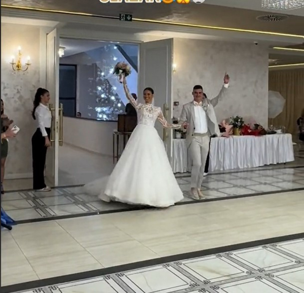Srpska svadba postala hit na internetu: Mladenci u salu ušli uz neobičnu pesmu i nasmejali 2 miliona ljudi!