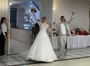 Srpska svadba postala hit na internetu: Mladenci u salu ušli uz neobičnu pesmu i nasmejali 2 miliona ljudi!