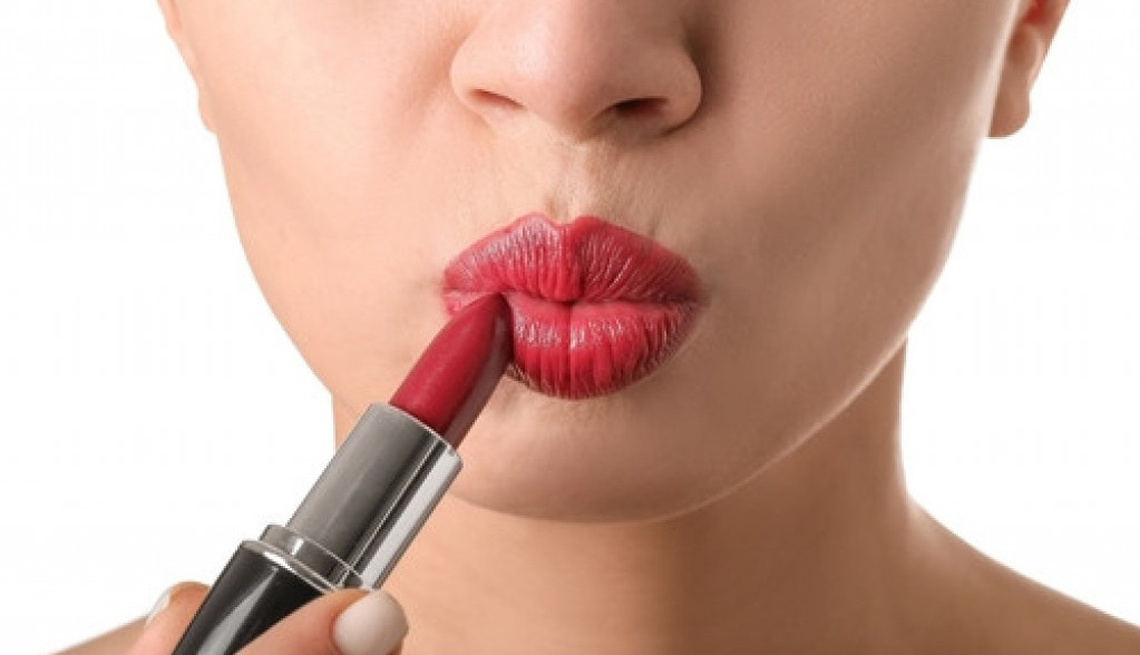 Opasno je nanositi karmin na usne svaki dan: Stručnjaci otkrivaju kakve reakcije u organizmu se mogu javiti