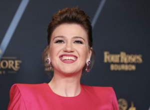 Pletene haljine morate imati u svom ormaru: Keli Klarkson je zaludela svet savršenim zelenim modelom, prikriva sve nedostatke