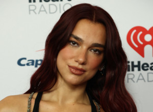 Izašla napolje u gaćicama: Dua Lipa zaprepastila svet najnovijom slikom, svi se krste na njen osmeh od uva do uva