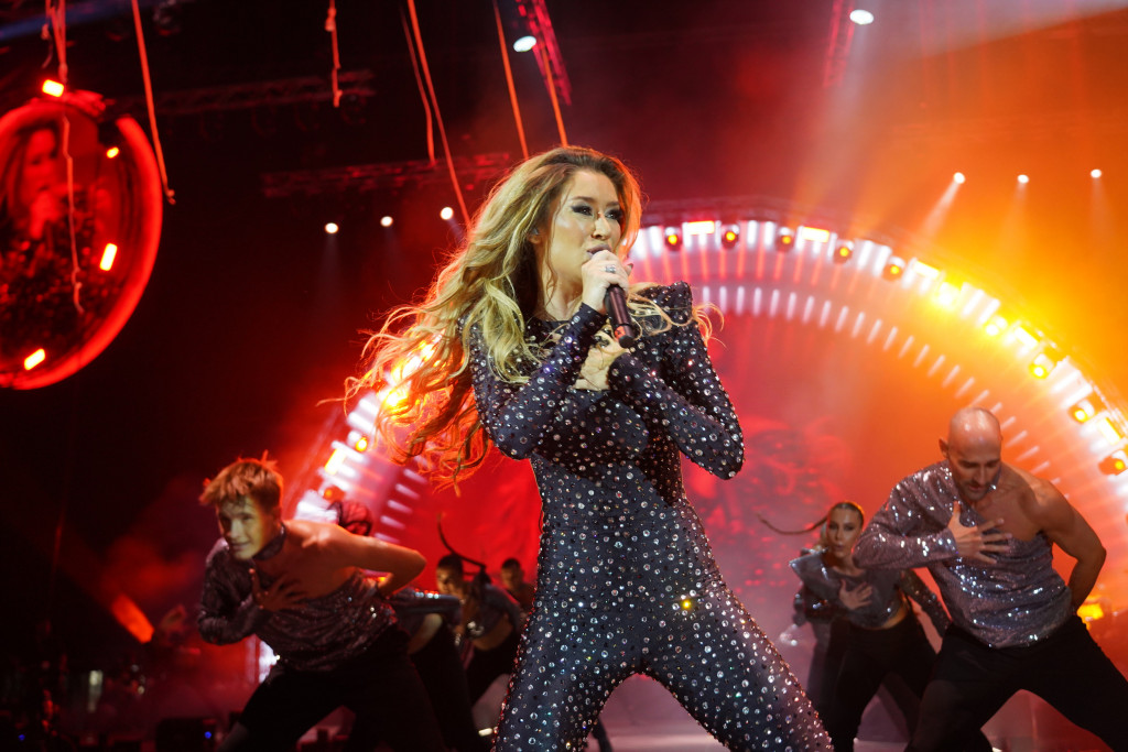 Pored Tee Tairović sličan kostim nosila Milica Pavlović i ne samo ona... Kojoj pevačici najbolje stoji kristalni kombinezon?