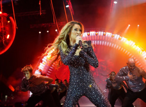 Pored Tee Tairović sličan kostim nosila Milica Pavlović i ne samo ona... Kojoj pevačici najbolje stoji kristalni kombinezon?