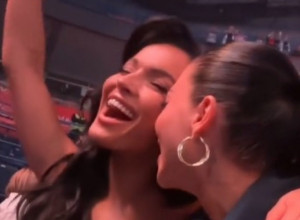 Za dan 20 miliona lajkova Snimak sa koncerta Tee Tairović sludeo mreže, ovakav dekolte još niste videli