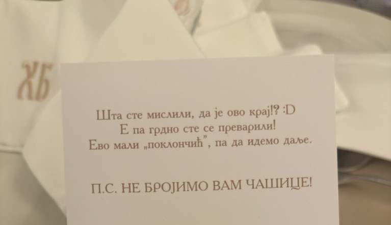 Mladenci iz Čačka "obrnuli igricu": Isidora i Saša svakom gostu servirali na stolu urnebesan "poklončić" za pamćenje!