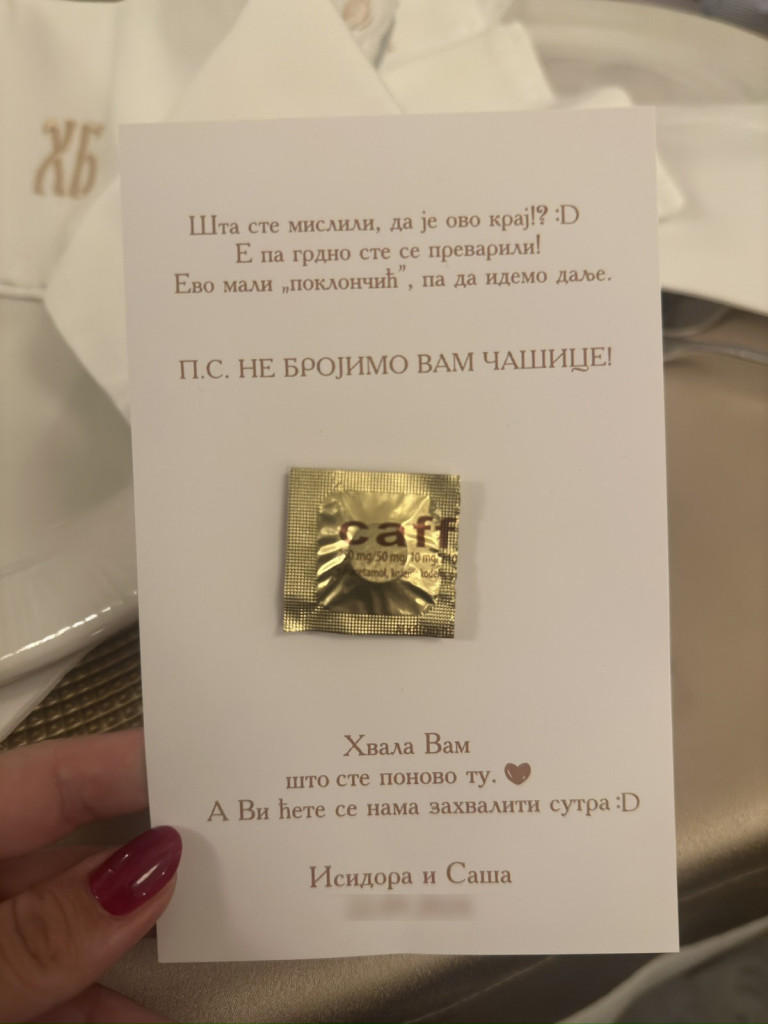 Mladenci iz Čačka "obrnuli igricu": Isidora i Saša svakom gostu servirali na stolu urnebesan "poklončić" za pamćenje!