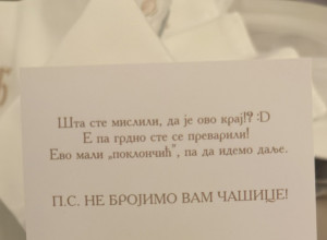 Mladenci iz Čačka "obrnuli igricu": Isidora i Saša svakom gostu servirali na stolu urnebesan "poklončić" za pamćenje!