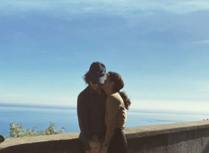 Pljušte kritike: Poznati pevač je u vezi sa 44 godine mlađom devojkom, svi ih osuđuju, a oni su ovo poručili