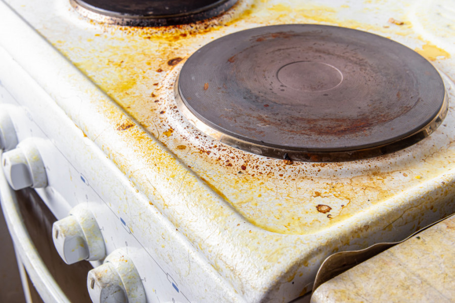 Digla uzbunu zbog ringle, dobila prost i jednostavan savet: Smućkajte ova dva sastojka i očistite i najprljaviji šporet