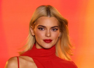 Kendal Džener nikad vrelija: Zapalila reviju u Parizu u isečenoj crvenoj haljini, svi kažu da podseća na ovu čuvenu lepoticu!