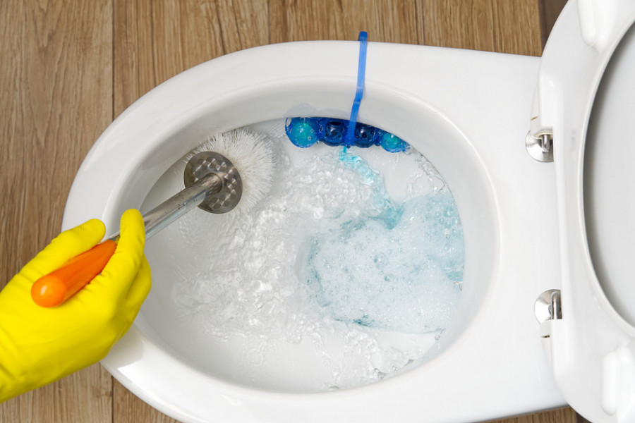 Samo 50 grama ovog praha čini da WC šolja zablista: Za tren će biti kao nova, zaboravite na ribanje i hemikalije