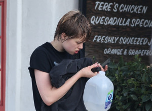 Odrekla se očevog prezimena, pa joj razbili auto: Ćerku Anđeline i Breda šokirala scena koju je zatekla na ulici