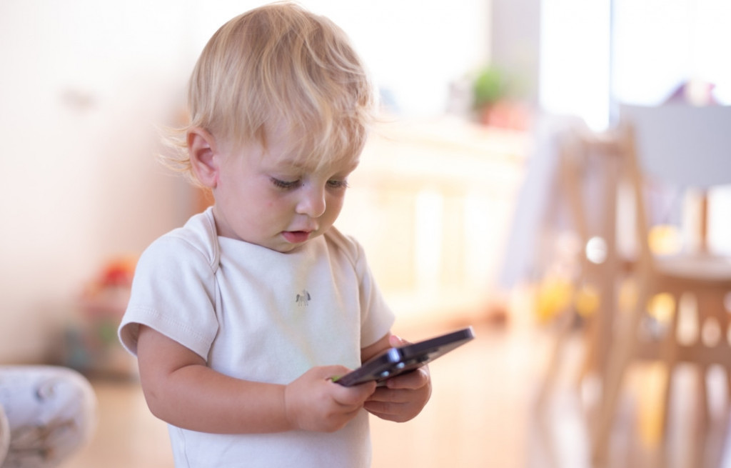 Zlo modernog doba: Evo šta se dešava kada telefonom smirujete dete, eksperti upozoravaju na katastrofalne posledice