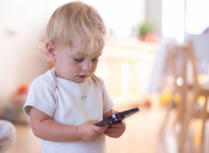 Zlo modernog doba: Evo šta se dešava kada telefonom smirujete dete, eksperti upozoravaju na katastrofalne posledice