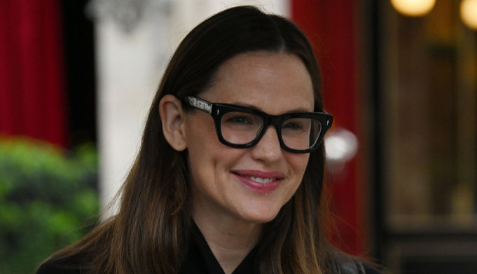 Za šetnju kraj reke, odlazak na kafu sa prijateljicama, ma za baš svaku priliku: Dnevna kombinacija Dženifer Garner je bukvalno odličan izbor za svaku ženu