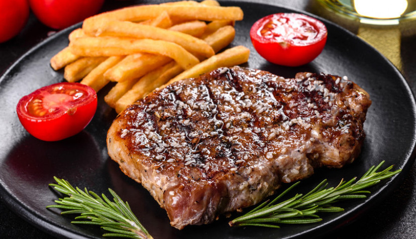 Kako da meso ne bude žilavo: U restoranu stave jedan začin, zbog kojeg je uvek meko i sočno!