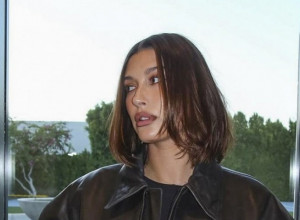 Mama izvela sina u šetnju: Hejli Biber zablistala u kaputu sa divljim printom, ali svi su gledali u njenog muža