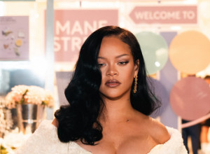 Zavodljivo se izvijala u halterima i čipki: Rijana pokazala da je živa vatra, a od prizora muškarci se preznojavaju