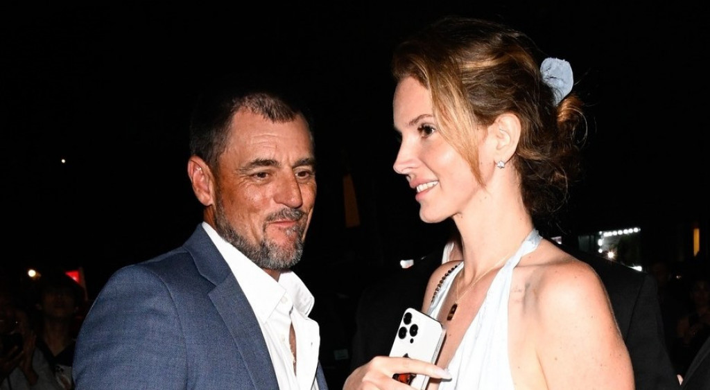 Pevačica govorila da nisu zajedno, a onda se udala: Zaklela se na večnu ljubav 17 godina starijem muškarcu, ovo morate da vidite!