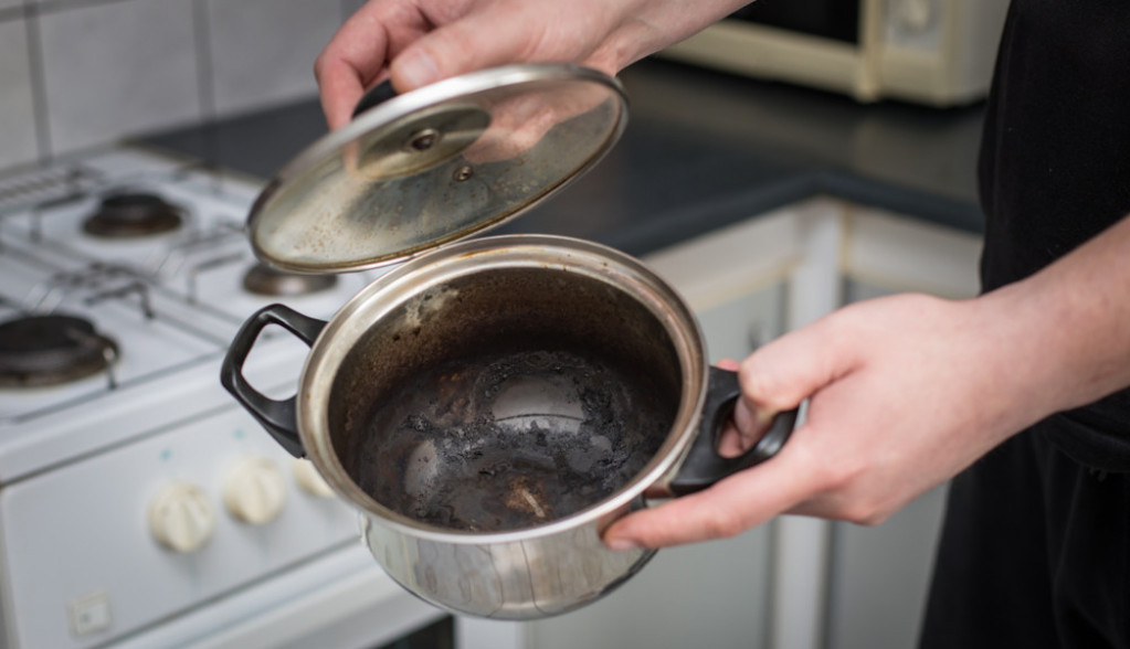 Zagorela šerpa će ponovo zablistati: Crno dno ćete očistiti kao od šale pomoću sastojaka iz kuhinje, žica nije potrebna!