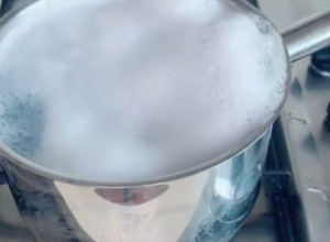 Sipajte omekšivač u ključalu vodu, za par minuta desiće se magija: Trik će vas oduševiti, a i uštedećete dosta novca