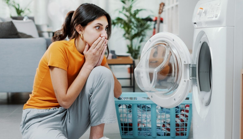 Jednu grešku svi prave kad peru veš: Niste ni svesni da baš tako uništavate omiljenu odeću