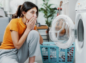 Jednu grešku svi prave kad peru veš: Niste ni svesni da baš tako uništavate omiljenu odeću