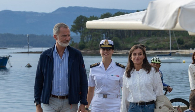 Izdužuju noge i skrivaju stomak: Kraljica Leticija nosi farmerice koje od svake žene naprave zgodnicu, a koštaju 3000 dinara