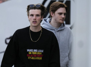 Tek što je raskinuo, odmah je našao novu devojku i to 10 godina stariju: Kruz Bekam ljubi ovu lepoticu, upoznao je i sa porodicom