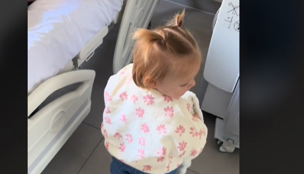 Nasmejala milion ljudi! Devojčica došla u bolnicu da upozna tek rođenu sestru, njeno ponašanje niko nije očekivao