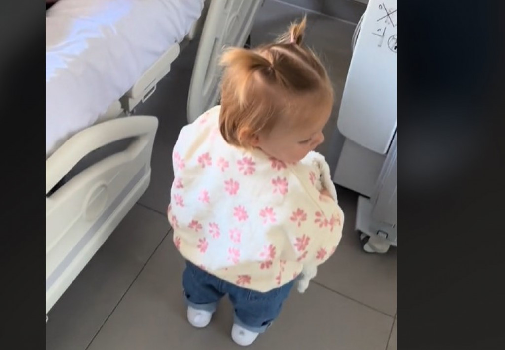 Nasmejala milion ljudi! Devojčica došla u bolnicu da upozna tek rođenu sestru, njeno ponašanje niko nije očekivao