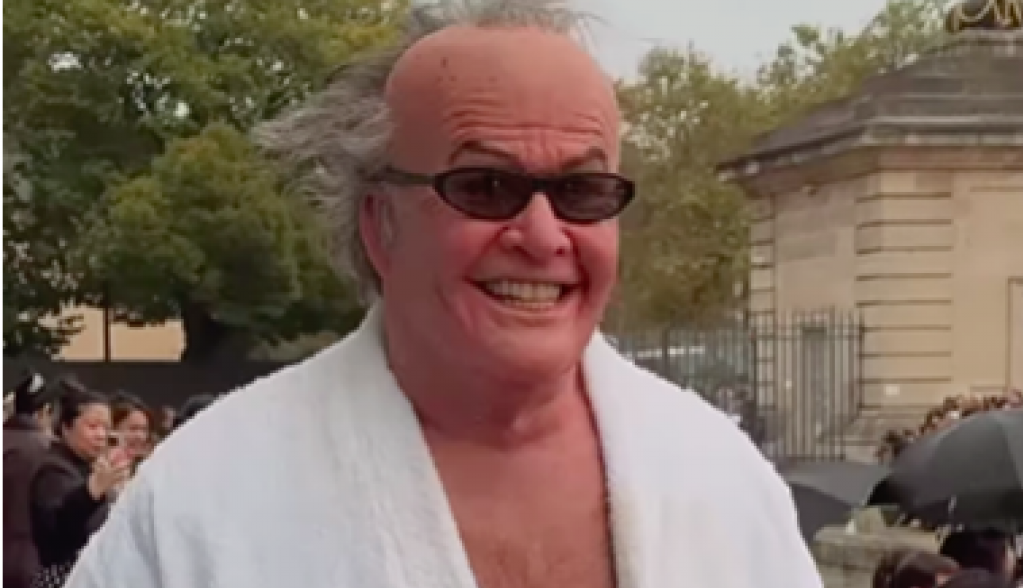 Da li se to Džek Nikolson pojavio u kućnom ogrtaču na reviji? Još jednom dobro protrljajte oči i zapanjićete se!