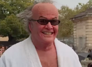 Da li se to Džek Nikolson pojavio u kućnom ogrtaču na reviji? Još jednom dobro protrljajte oči i zapanjićete se!