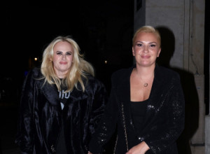 Slavna glumica udala se u tajnosti za svoju partnerku: Zaprosila je u Diznilendu, a evo ko je lepotica koja je osvojila njeno srce