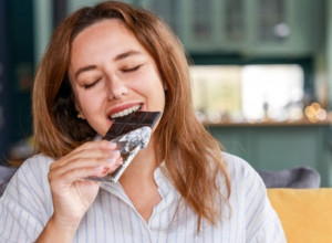 Zašto bi trebalo jesti tamnu čokoladu svaki dan? Nutricionistkinja dala savet zlata vredan, a tiče se vašeg srca