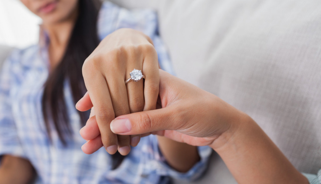 Da li da raskine veridbu? Devojka se razočarala kada je otkrila da joj je verenik kupio prsten na Temuu, misli da je tako testira