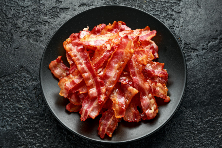 Najhrskavija slanina kao iz restorana i to bez ulja: Ovako se priprema najbolji dodatak jelima, vredi probati