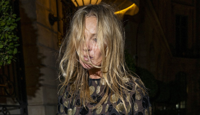 Lumpovala sa ćerkom, previše popila, pa padala nasred ulice: Šok fotke slavne manekenke obilaze svet