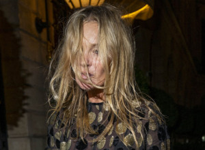 Lumpovala sa ćerkom, previše popila, pa padala nasred ulice: Šok fotke slavne manekenke obilaze svet