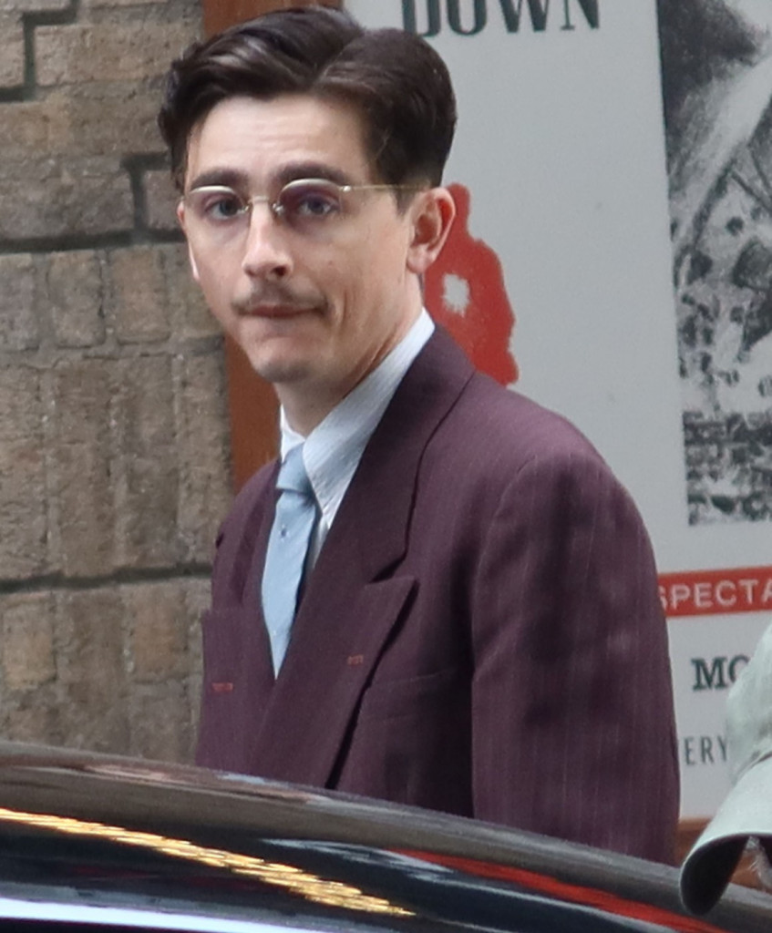 Je l' ovo Hari Poter ili dečko Kajli Džener? Glumac Timoti Šalame u bordo odelu koje se u polovnjaku može naći za 500 dinara