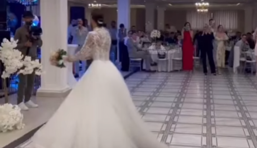 Okliznula se i pala dok je hvatala bidermajer, ali mlada odlučila da ponovi bacanje: Ovaj gest izazvao oprečne komentare, šta vi kažete za ovu situaciju?