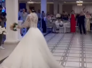 Okliznula se i pala dok je hvatala bidermajer, ali mlada odlučila da ponovi bacanje: Ovaj gest izazvao oprečne komentare, šta vi kažete za ovu situaciju?