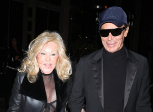 Utegla se u kožu, ali lice joj se raspada: "Žena mačka" izašla sa 25 godina mlađim verenikom i nije mogla a da ne ostane neprimećena