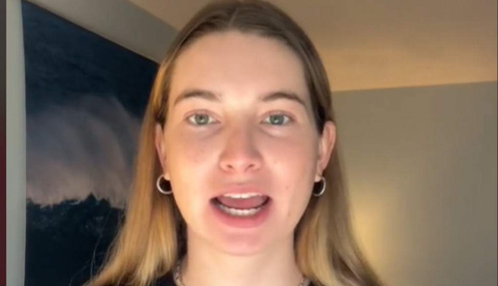 Ova devojka doslovno može da umre od jednog poljupca: Evo koja pravila mora svaki dečko da sledi, a da joj ne ugrozi život