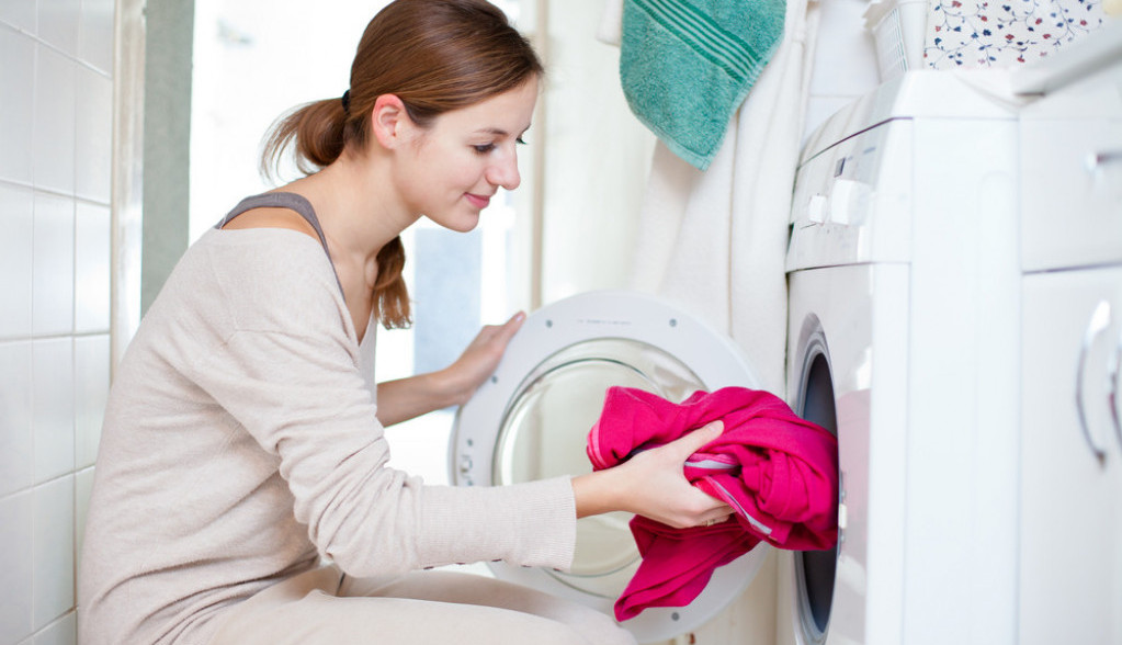 Odeća vam je gruba nakon pranja i peglanja? Svi prave istu grešku, a rešenje je u ovoj sitnici