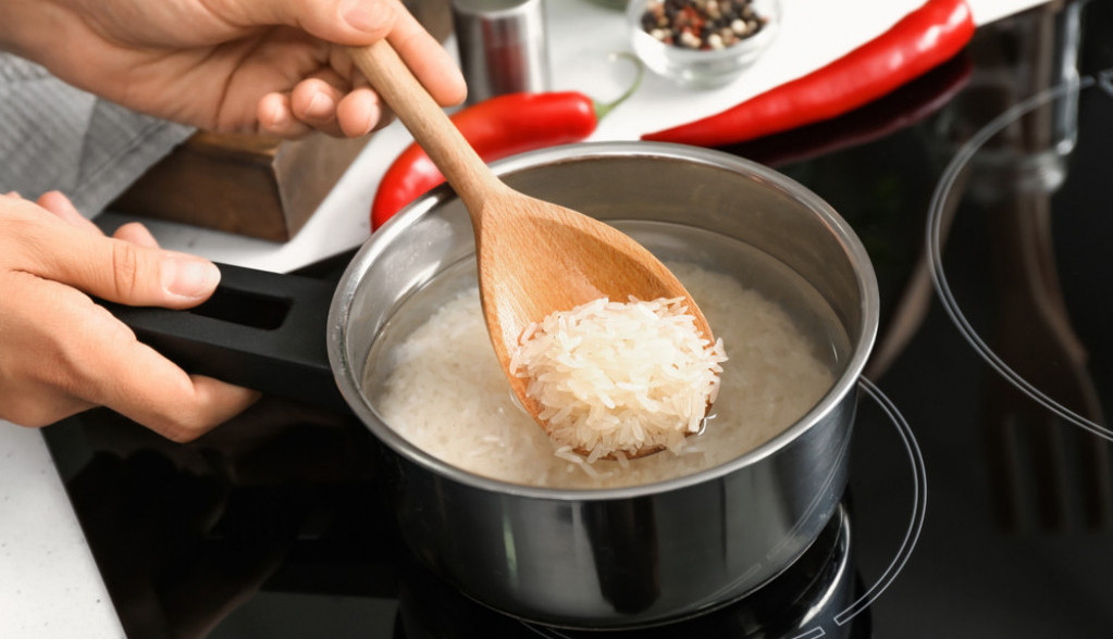 Kako da se pirinač ne lepi za šerpu: Jelena doda ovaj sastojak u vodu i zrna uvek budu rastresita