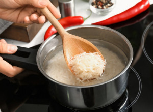 Kako da se pirinač ne lepi za šerpu: Jelena doda ovaj sastojak u vodu i zrna uvek budu rastresita