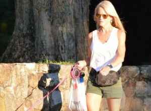 Ima 67 godina, a svi misle da joj je unuka mlađa sestra: Prilaze joj momci od 20 godina i evo šta joj nude