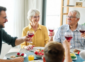 Izbegavajte ova pića pre jela: Pokvariće vam ukus hrane, a ova žestina posebno