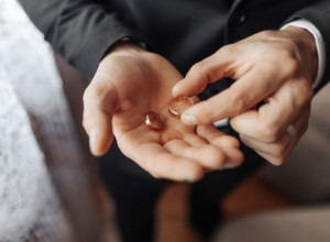 Da li je u redu zaprositi devojku na tuđem venčanju? Ovakav način prošenja zavladao internetom, a mišljenja su podeljena